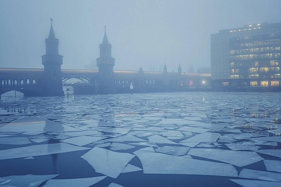 Die Berliner Feuerwehr warnt davor, Eisflächen auf Gewässern zu betreten. Ein Foto von der Oberbaumbrücke von 2016.