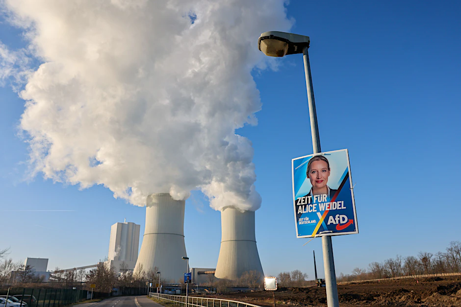 Lippendorf, Sachsen: Ein Wahlplakat der AfD mit einem Bild von Alice Weidel hängt vor den dampfenden Kühltürmen des Kraftwerks Lippendorf.