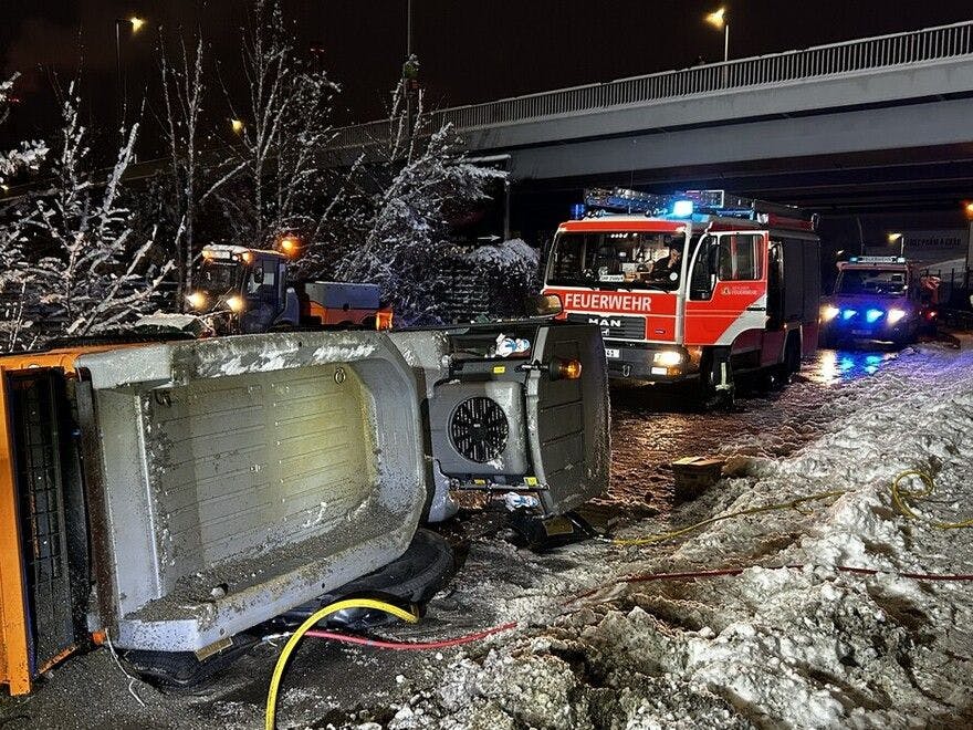 In Moabit kam es zu einem Unfall eines Schneeräumfahrzeugs durch das Winterwetter.