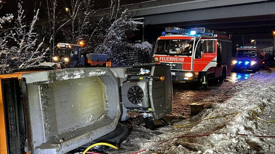 In Moabit kam es zu einem Unfall eines Schneeräumfahrzeugs durch das Winterwetter.