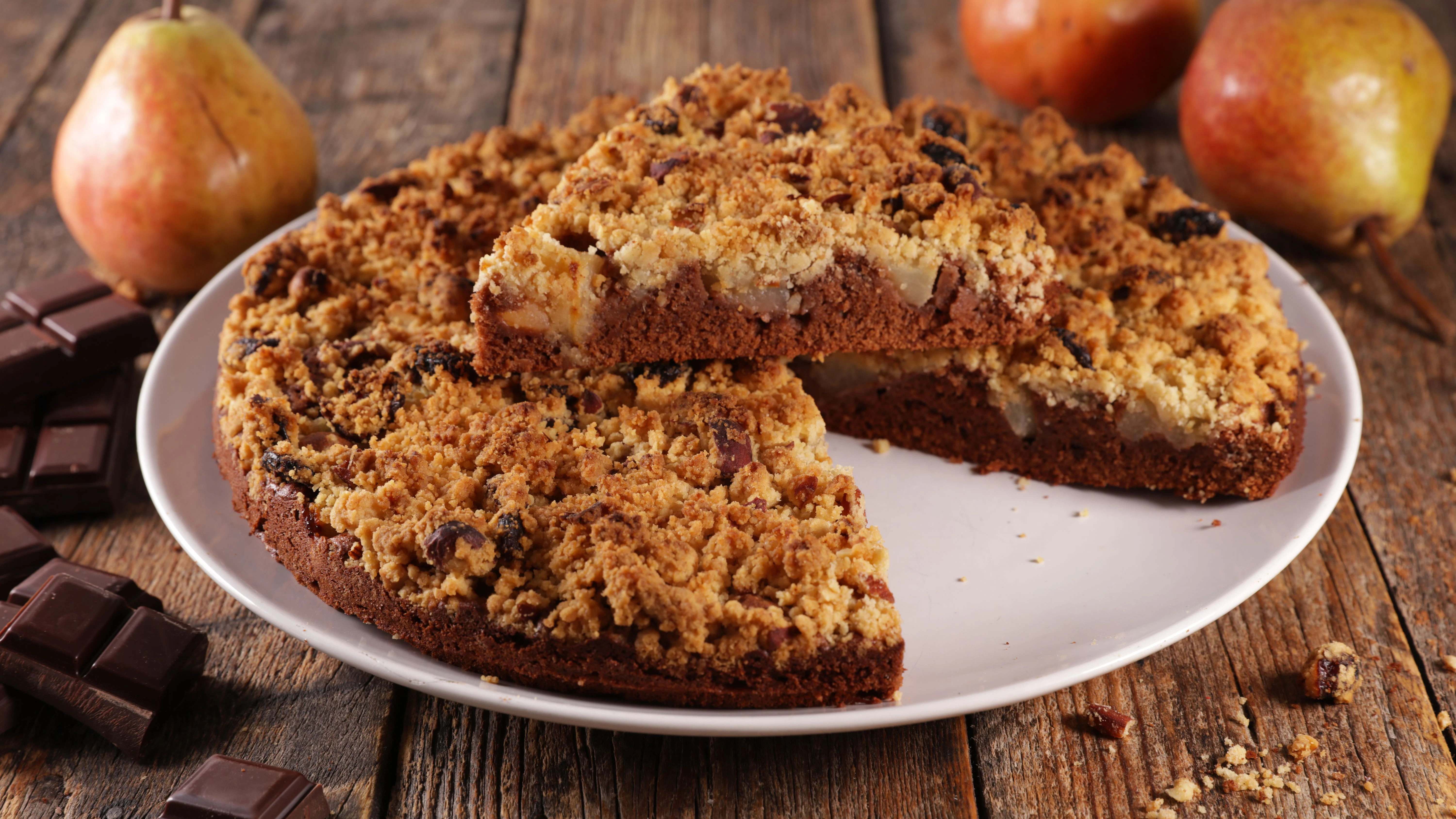 Streuselkuchen gibt es auch in schokoladigen Varianten - beispielsweise mit Kakao-Teig und Birne. Der Streuselkuchen mit Nutella ist da etwas einfacher.