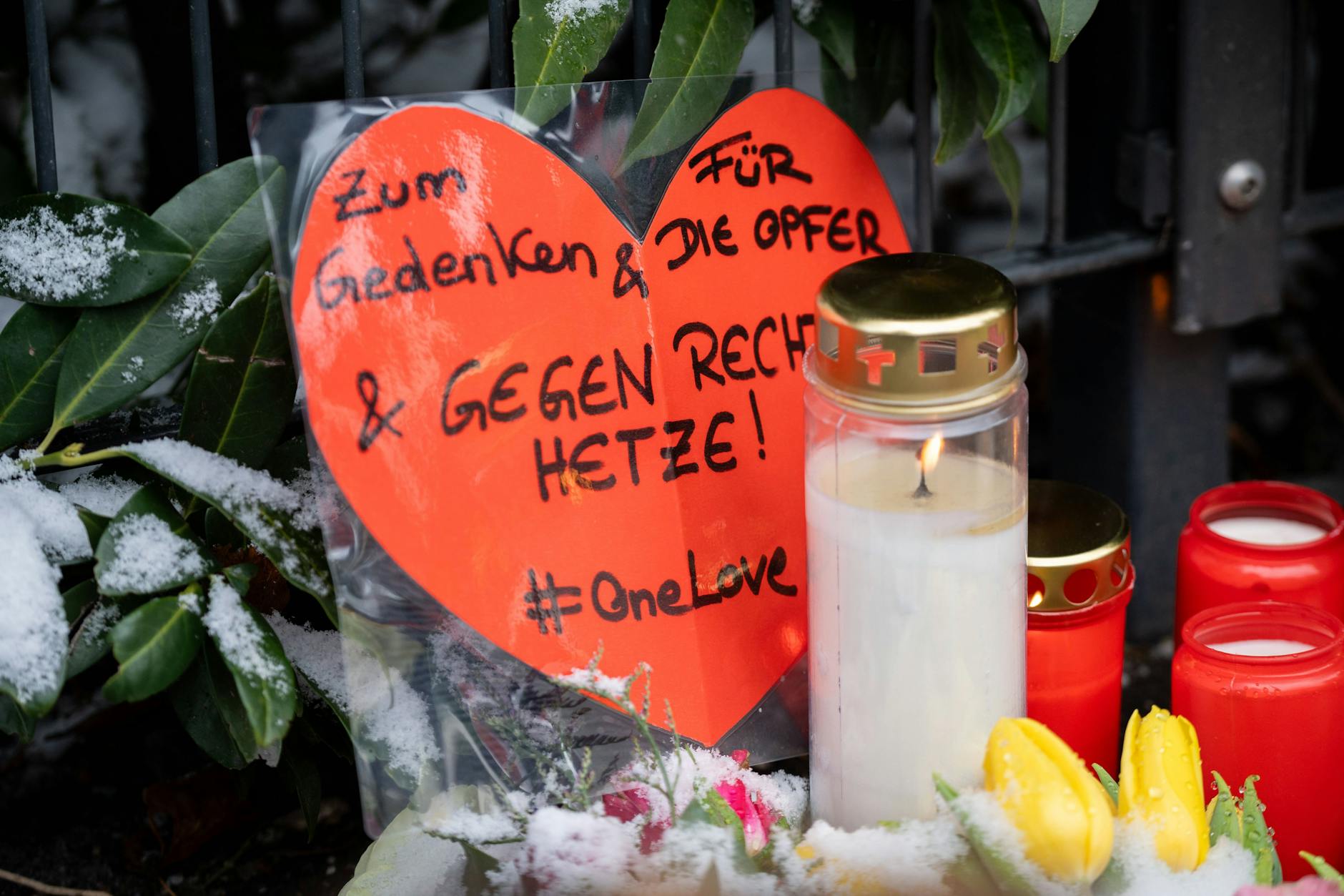 Nach dem mutmaßlichen Anschlag von einem Afghanen mit einem Auto in München. Gedenkstelle für die Opfer mit Kerzen und Blumen und einem Herz mit Aufschrift: Zum Gedenken für die Opfer und gegen Hass und Hetze.