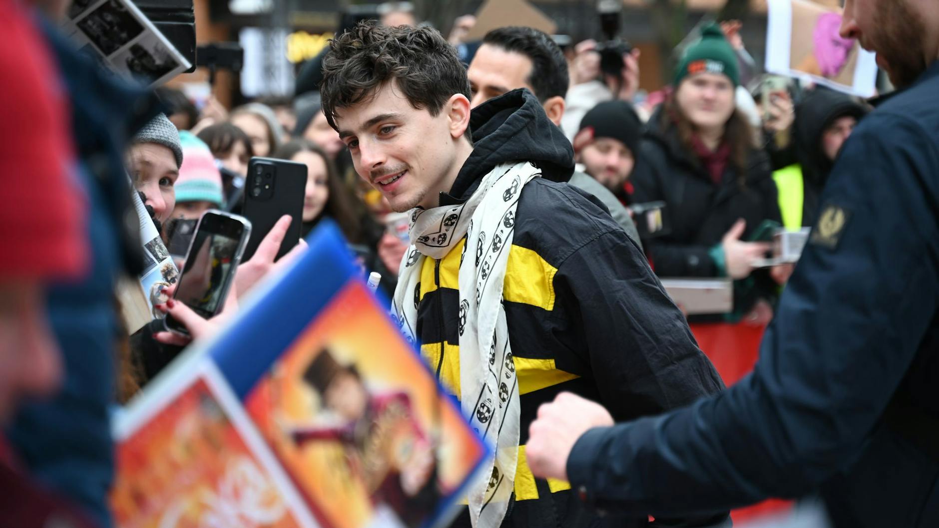 Autogrammeschreiben wie am Fließband: Timothée Chalamet am Freitag bei der Berlinale.