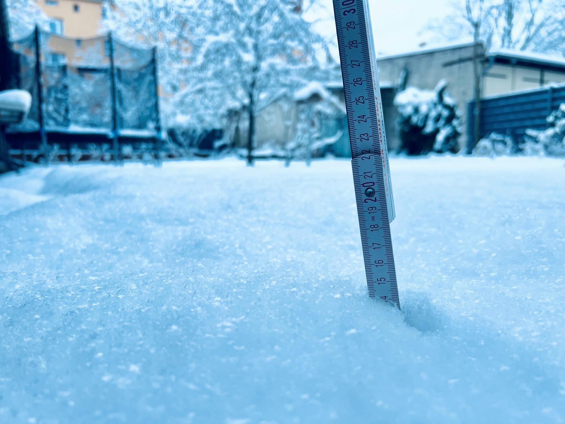 Von Wetter-Experten wurden in Köpenick 12 Zentimeter Neuschnee gemessen, mancherorts liegt der Schnee am Morgen aber noch höher.