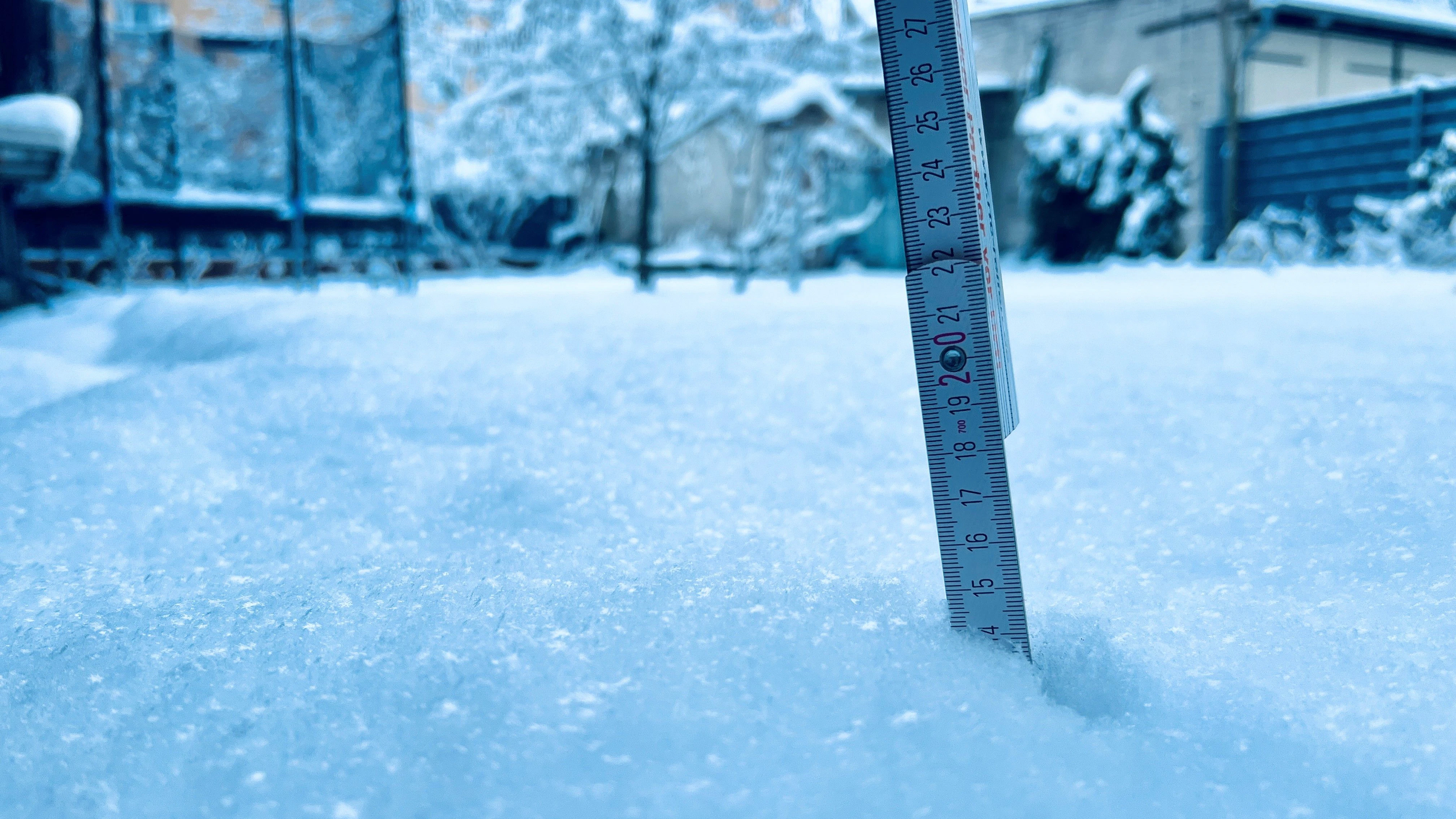 Von Wetter-Experten wurden in Köpenick 12 Zentimeter Neuschnee gemessen, mancherorts liegt der Schnee am Morgen aber noch höher.