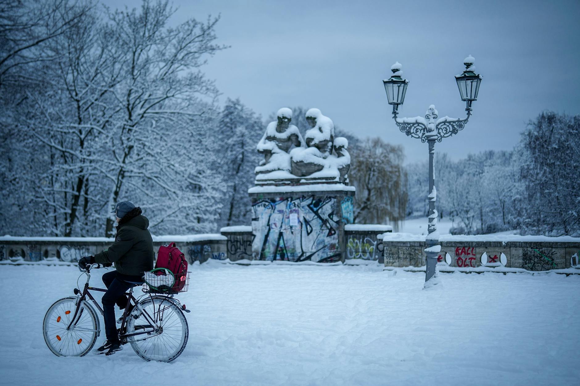 Schnee und Glätte haben zu einem Radunfall in Steglitz-Zehlendorf geführt.
