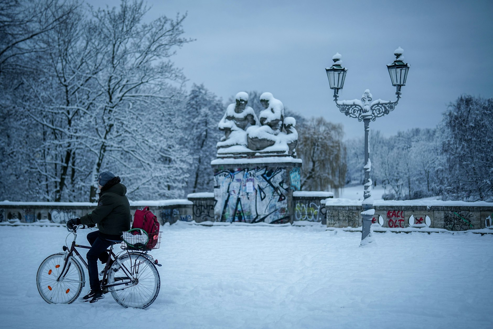 Schnee und Glätte haben zu einem Radunfall in Steglitz-Zehlendorf geführt.