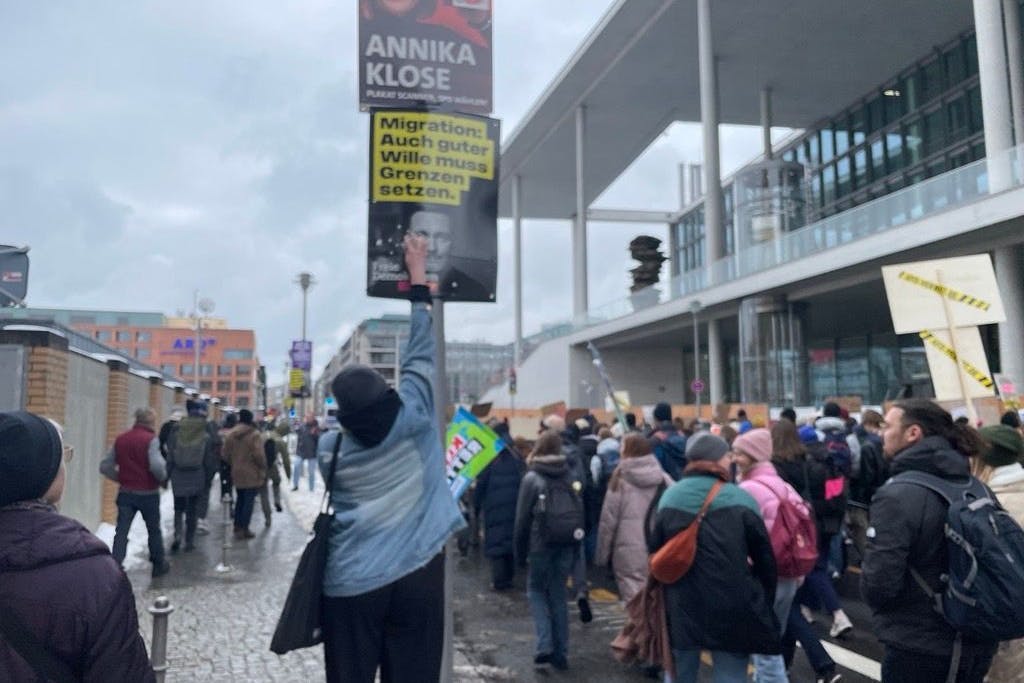 Kräftig eingeseift: Für die <a href="https://www.berliner-zeitung.de/topics/fdp">FDP</a> und Christian Lindner gibt es offenbar wenig Liebe auf der FFF-Demo.