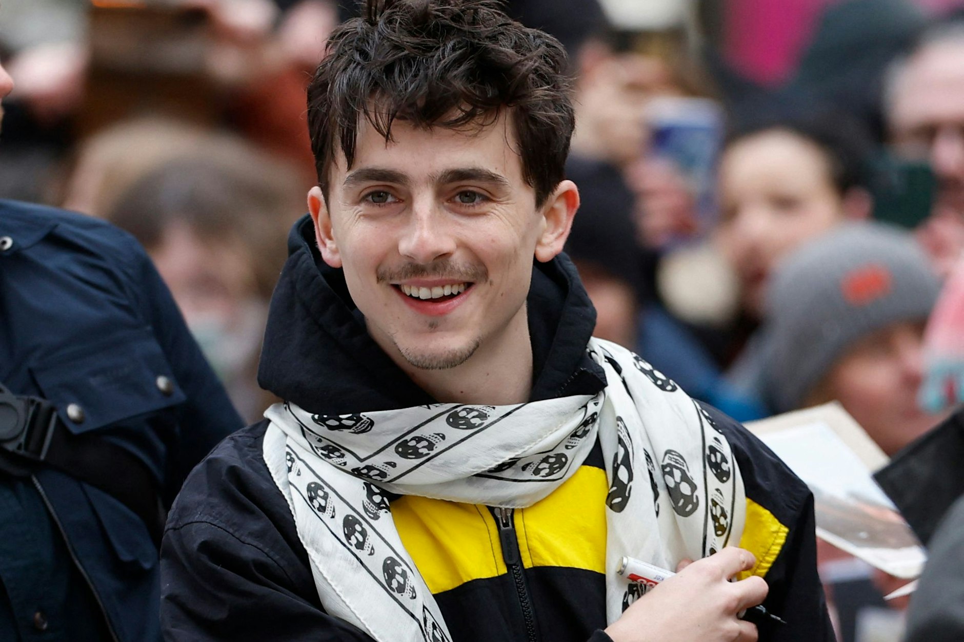Berlinale-Star Timothée Chalamet trägt in Berlin eine Jacke mit Bienchenmuster und schreibt fleißig Autogramme.