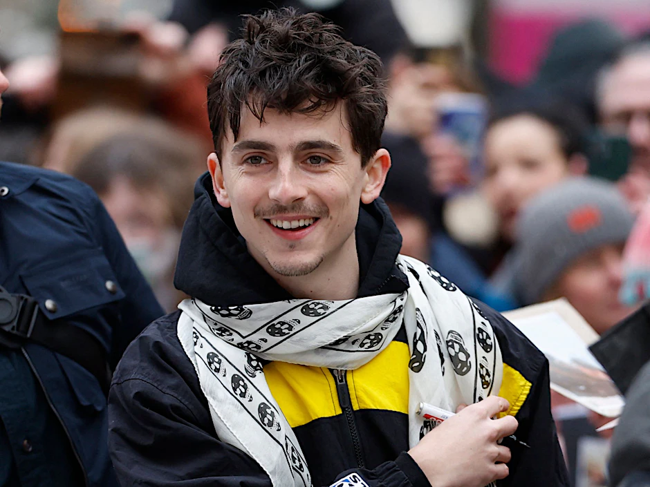 Berlinale-Star Timothée Chalamet trägt in Berlin eine Jacke mit Bienchenmuster und schreibt fleißig Autogramme.