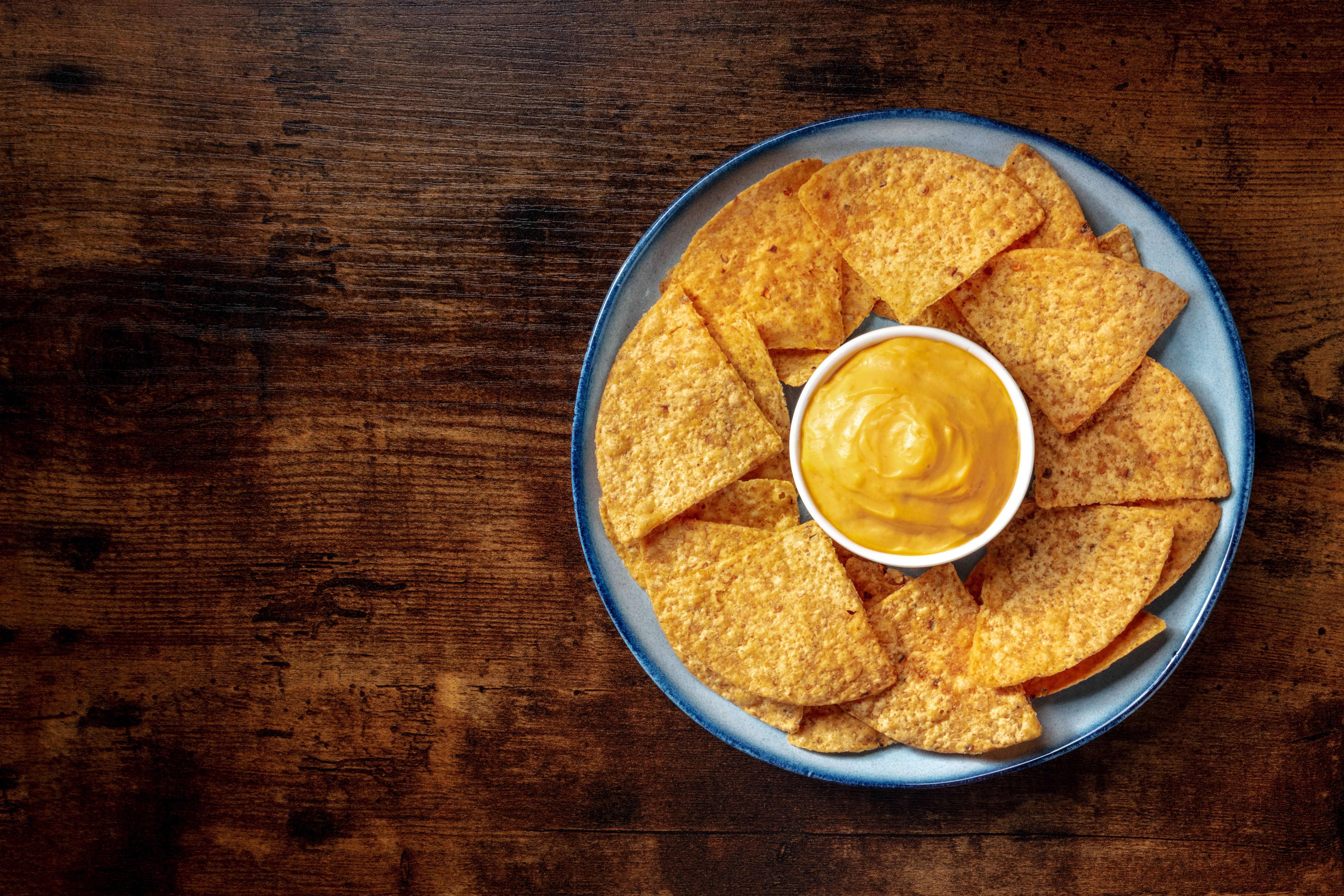 Veganer Käse-Dip für Nachos – der schmeckt sogar Nicht-Veganern