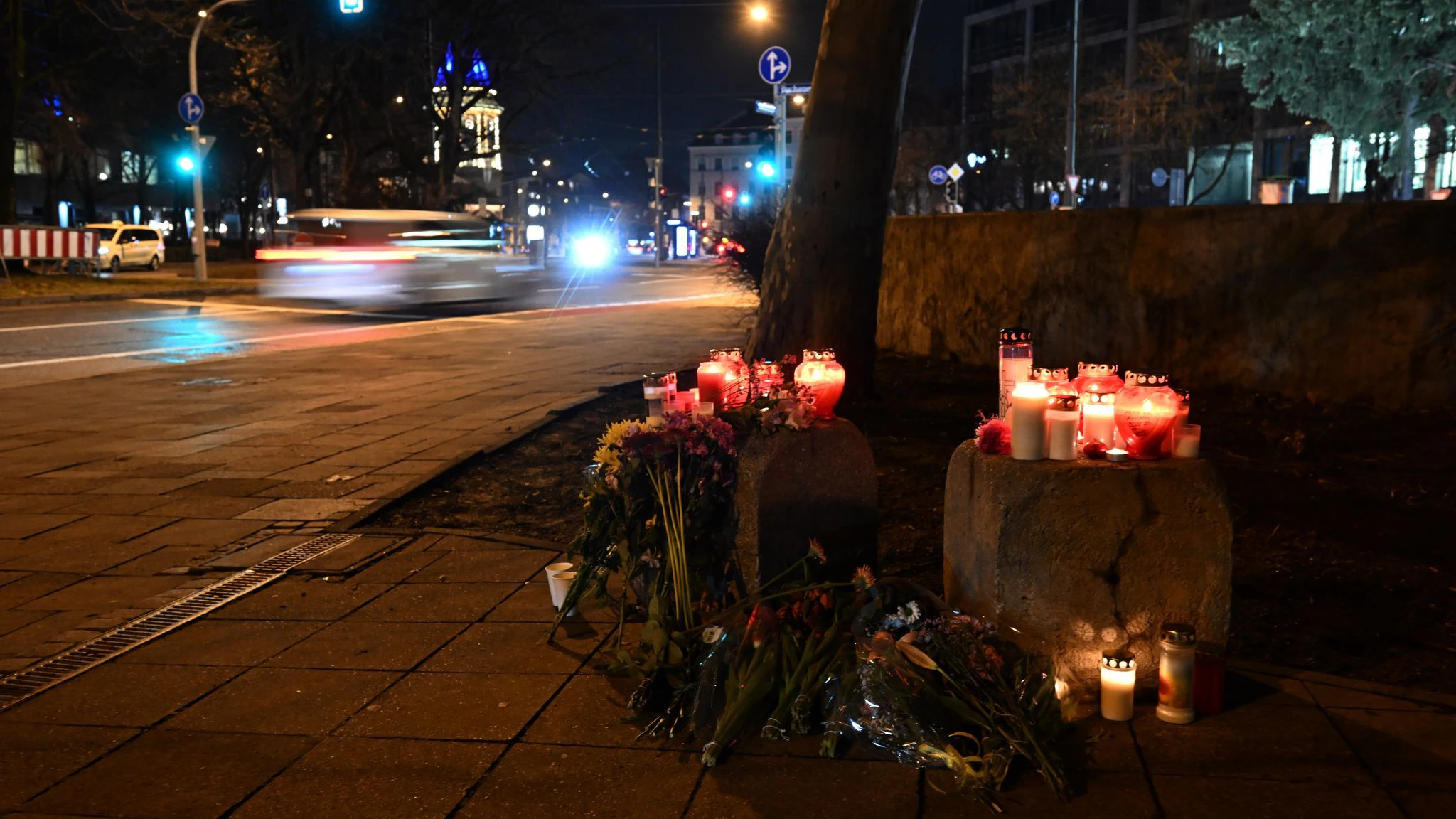 Passanten stellten am Anschlagsort Kerzen ab, legten Blumen nieder. Hier war Farhad N. mit seinem Wagen in eine Demo gerast.