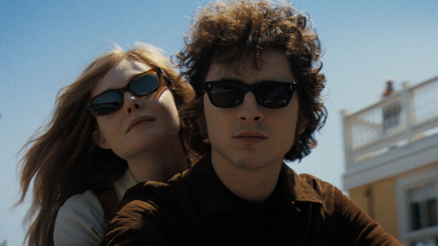 Timothée Chalamet als Bob Dylan (hier mit Elle Fanning) im Berlinale-Film „A Complete Unknown“.