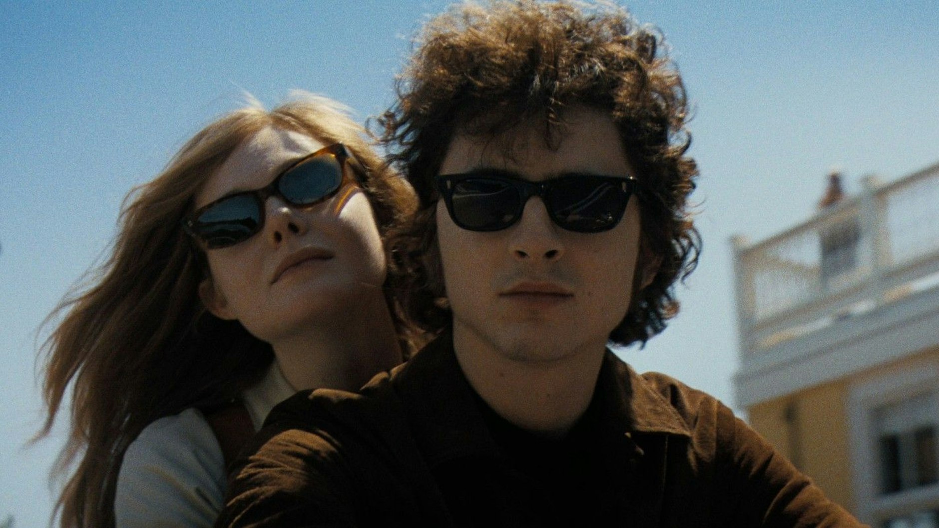 Timothée Chalamet als Bob Dylan (hier mit Elle Fanning) im Berlinale-Film „A Complete Unknown“.