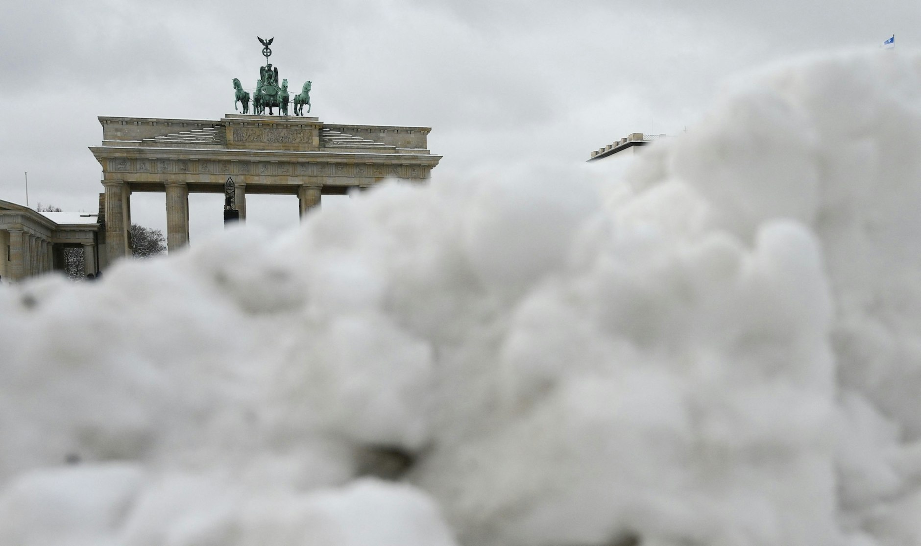 Schnee verdenkt das Brandenburger Tor in Berlin.