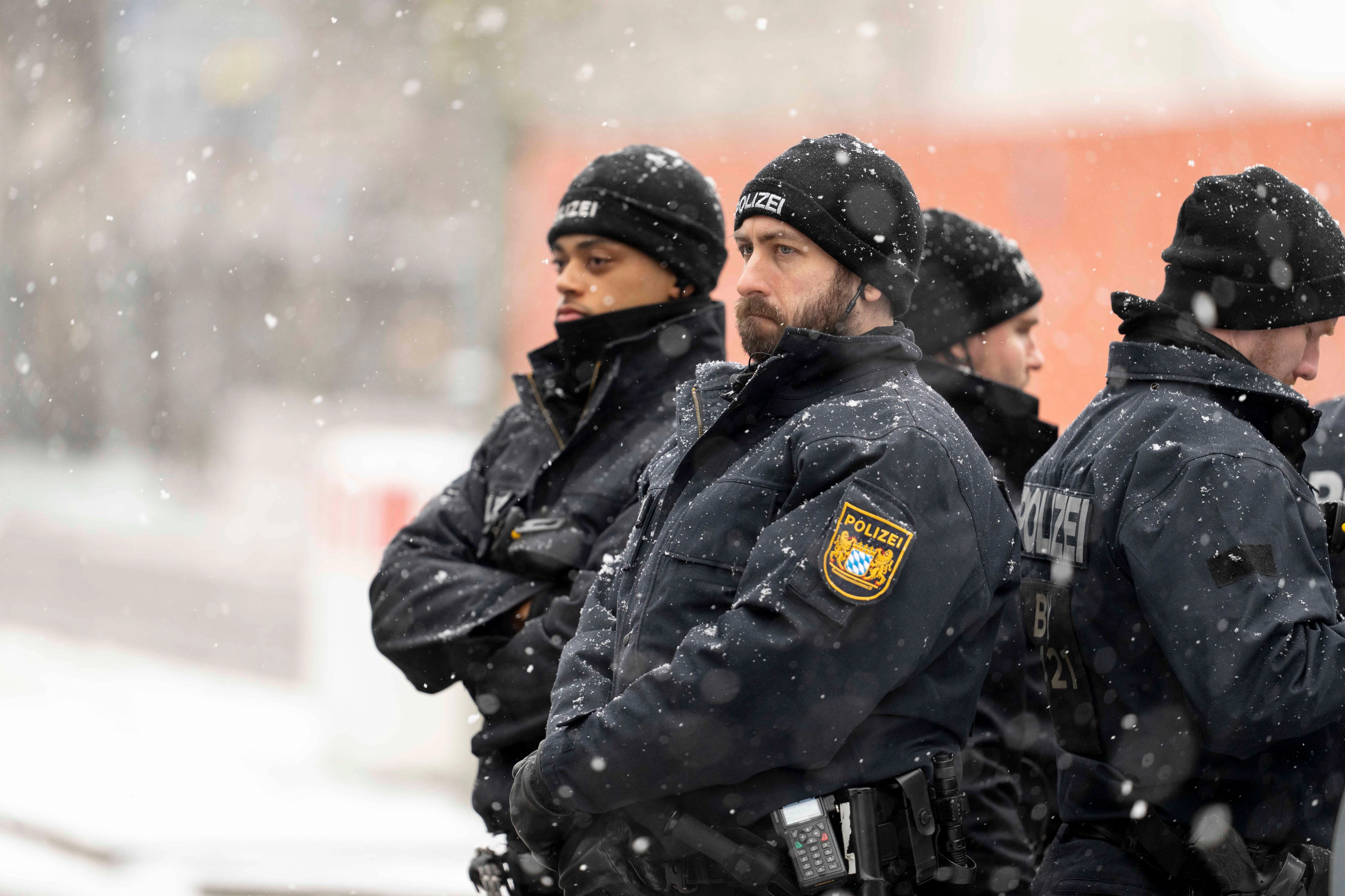 Ein Auto fährt in eine Menschengruppe, zahlreiche Personen werden verletzt. Ein zweijähriges Kind sowie eine weitere Person sind in kritischem Zustand – das Foto entstand beim stillen Gedenken am Tatort des gestrigen mutmaßlichen Terroranschlags in der bayerischen Landeshauptstadt München 
