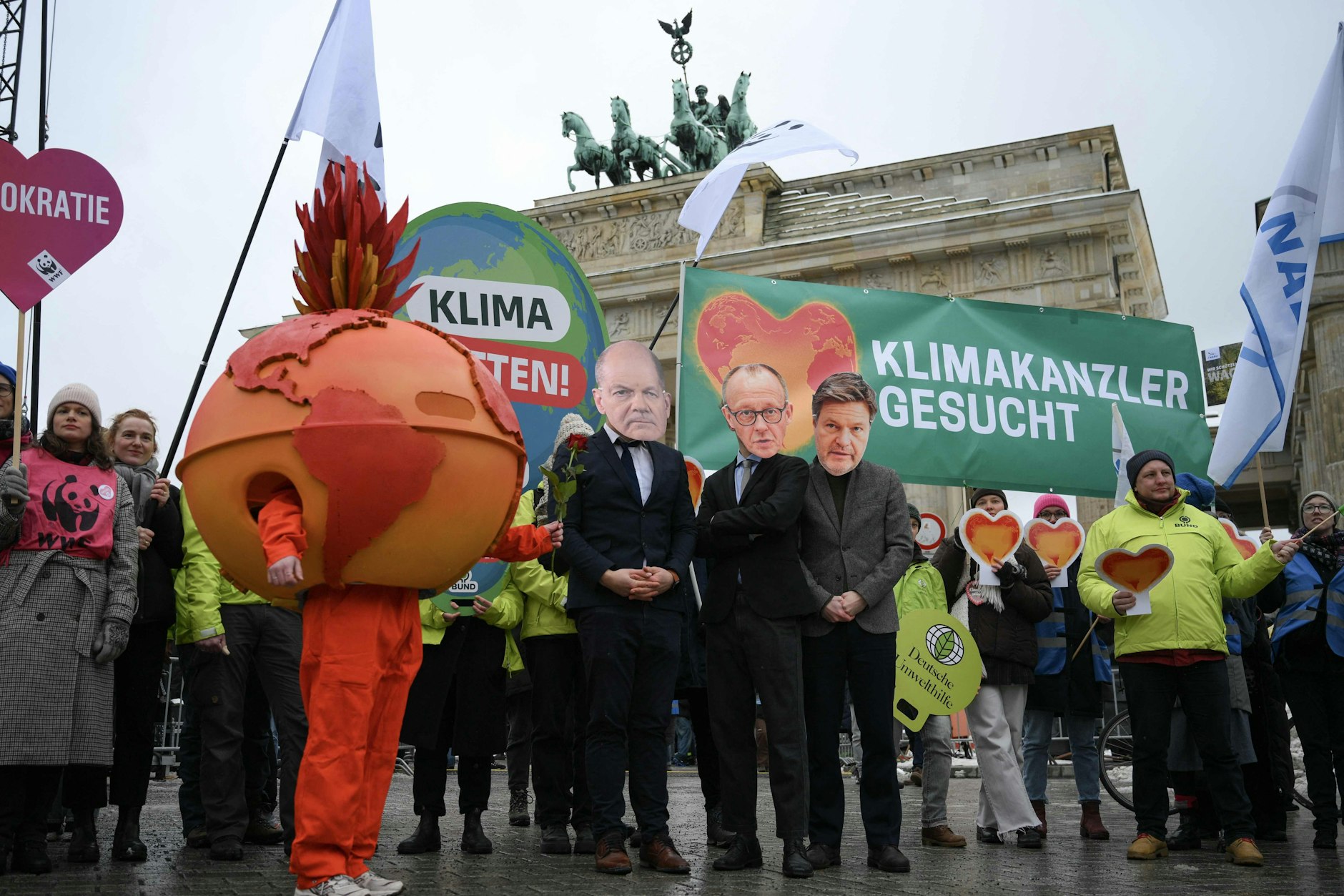 Tausende demonstrierten vor dem Brandenburger Tor in Berlin für ein besseres Klima.