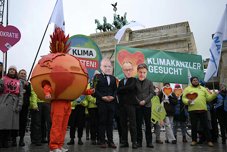 Tausende demonstrierten vor dem Brandenburger Tor in Berlin für ein besseres Klima.
