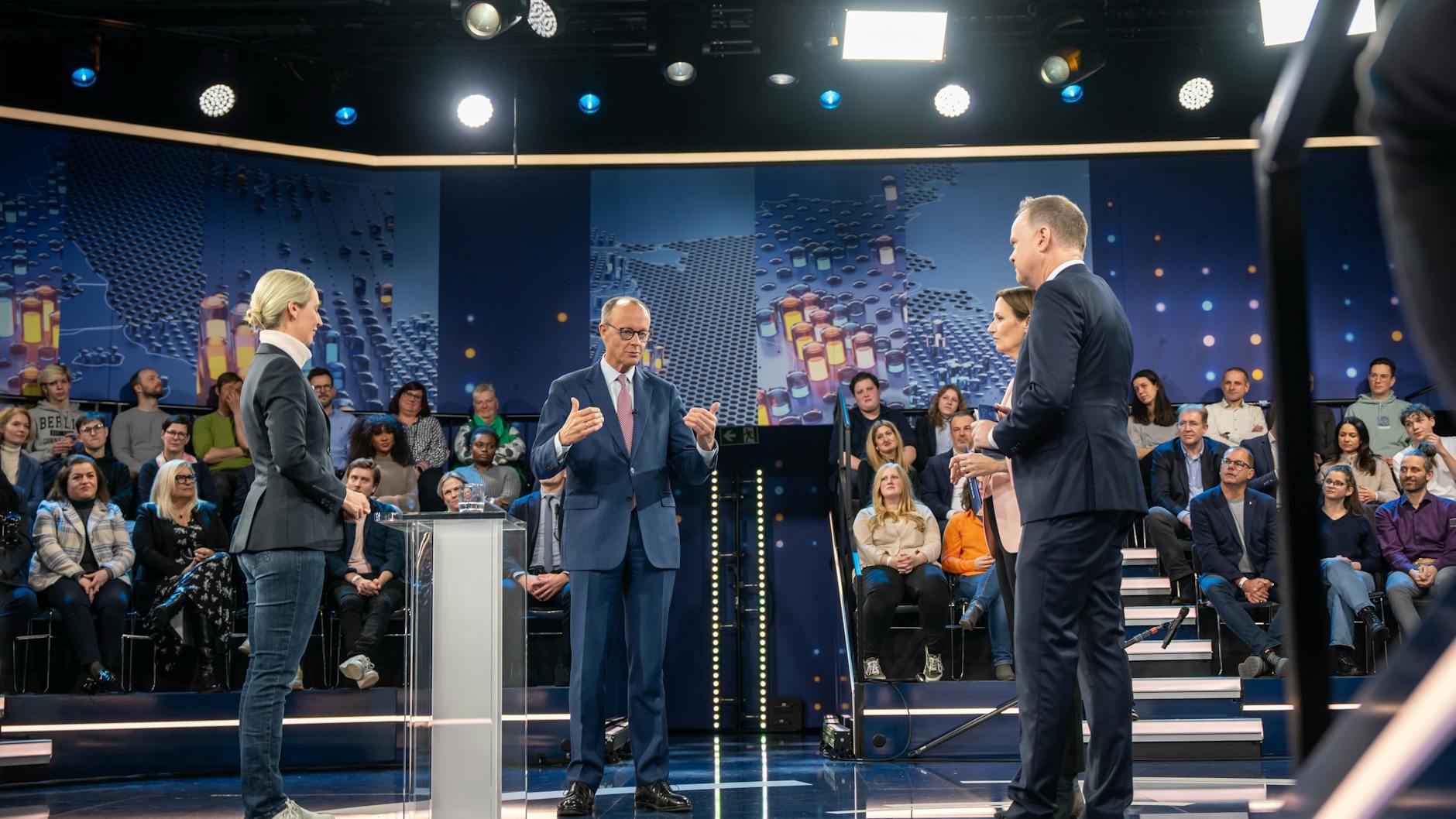 Friedrich Merz (M), Kanzlerkandidat und Vorsitzender der CDU, spricht neben Alice Weidel (l), Kanzlerkandidatin der AfD, und den Moderatoren Bettina Schausten (hinten r) und Christian Sievers (vorne r) in der ZDF-Sendung «Klartext».