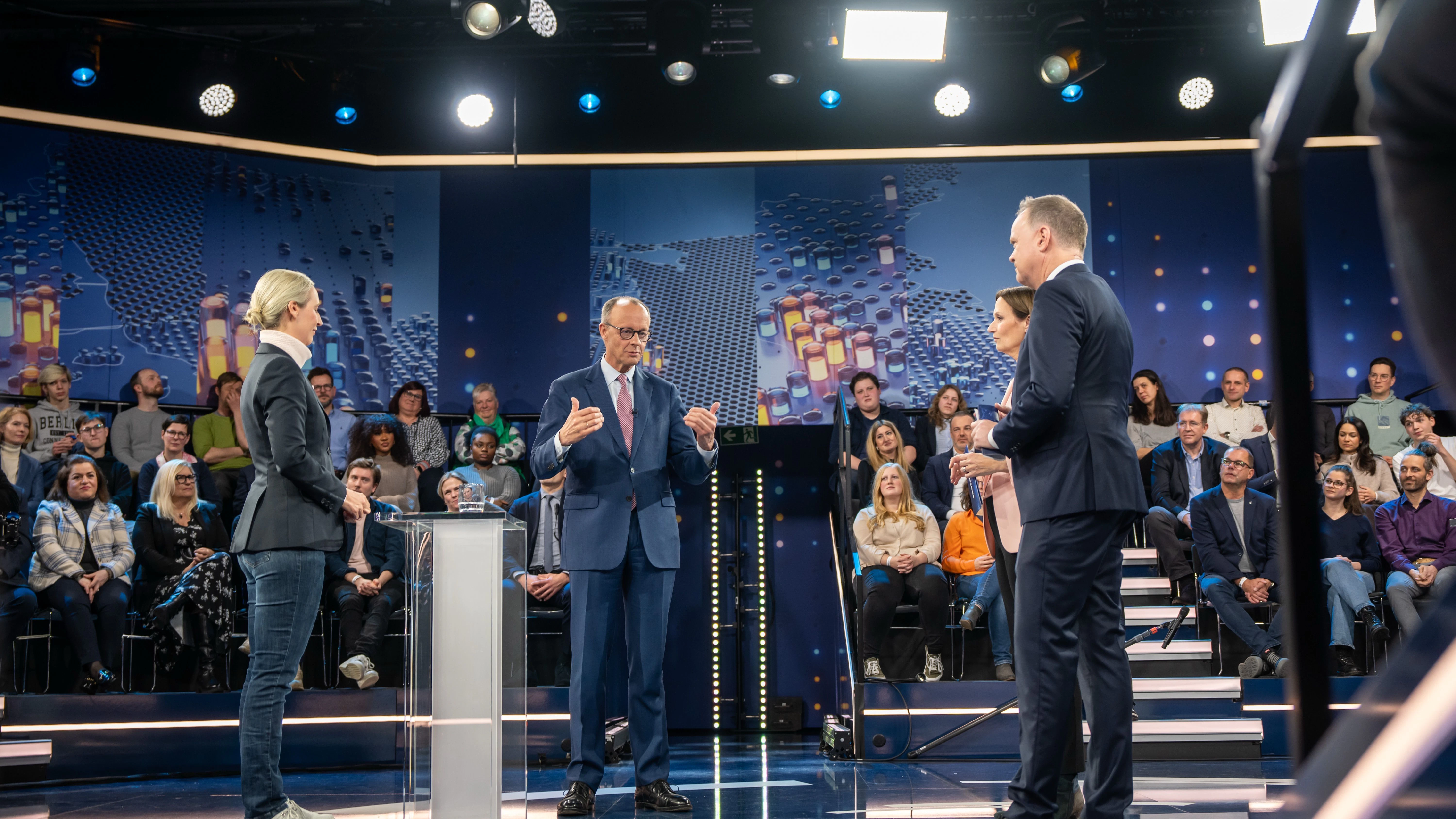 Friedrich Merz (M), Kanzlerkandidat und Vorsitzender der CDU, spricht neben Alice Weidel (l), Kanzlerkandidatin der AfD, und den Moderatoren Bettina Schausten (hinten r) und Christian Sievers (vorne r) in der ZDF-Sendung «Klartext». 