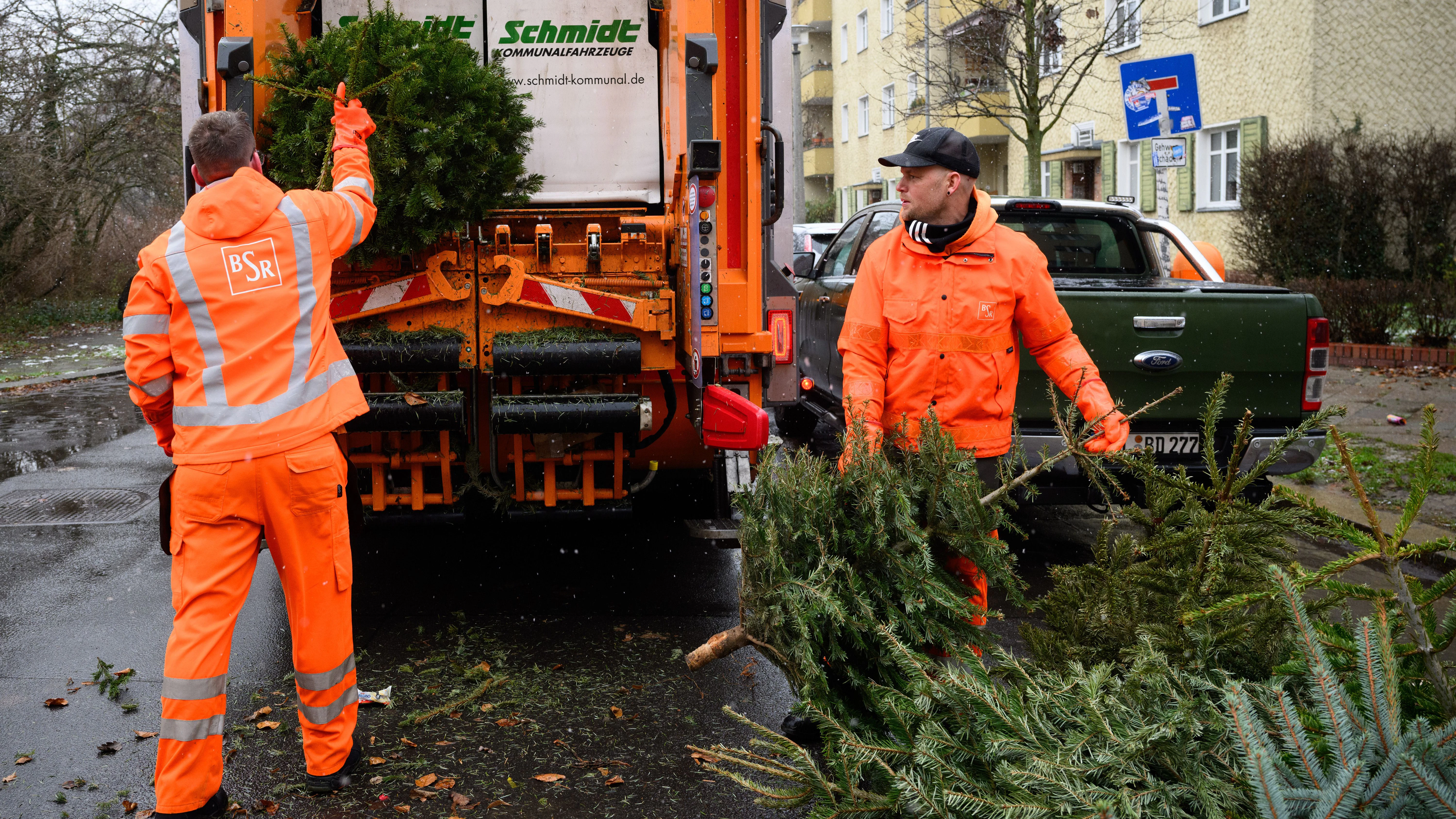 Erst im Januar sammelten die fleißigen Mitarbeiter der BSR Berlins Weihnachtsbäume ein.