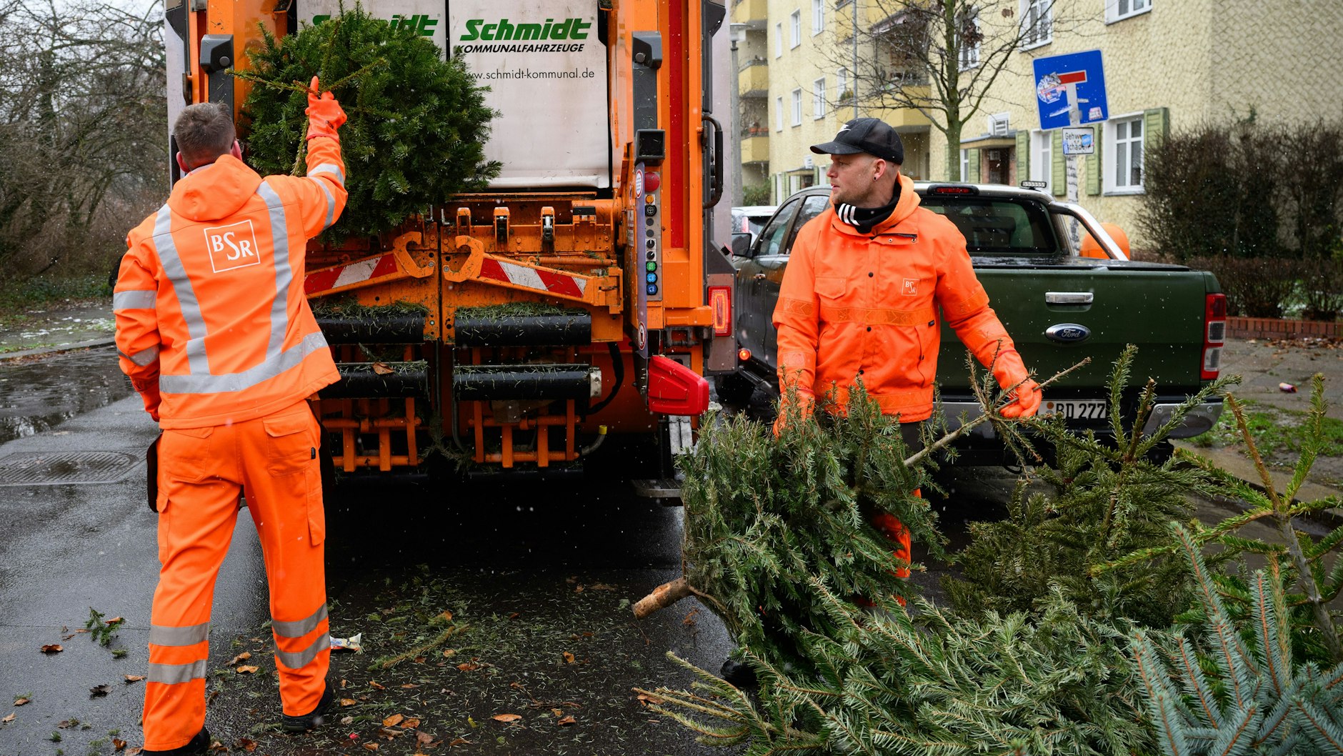 Erst im Januar sammelten die fleißigen Mitarbeiter der BSR Berlins Weihnachtsbäume ein.