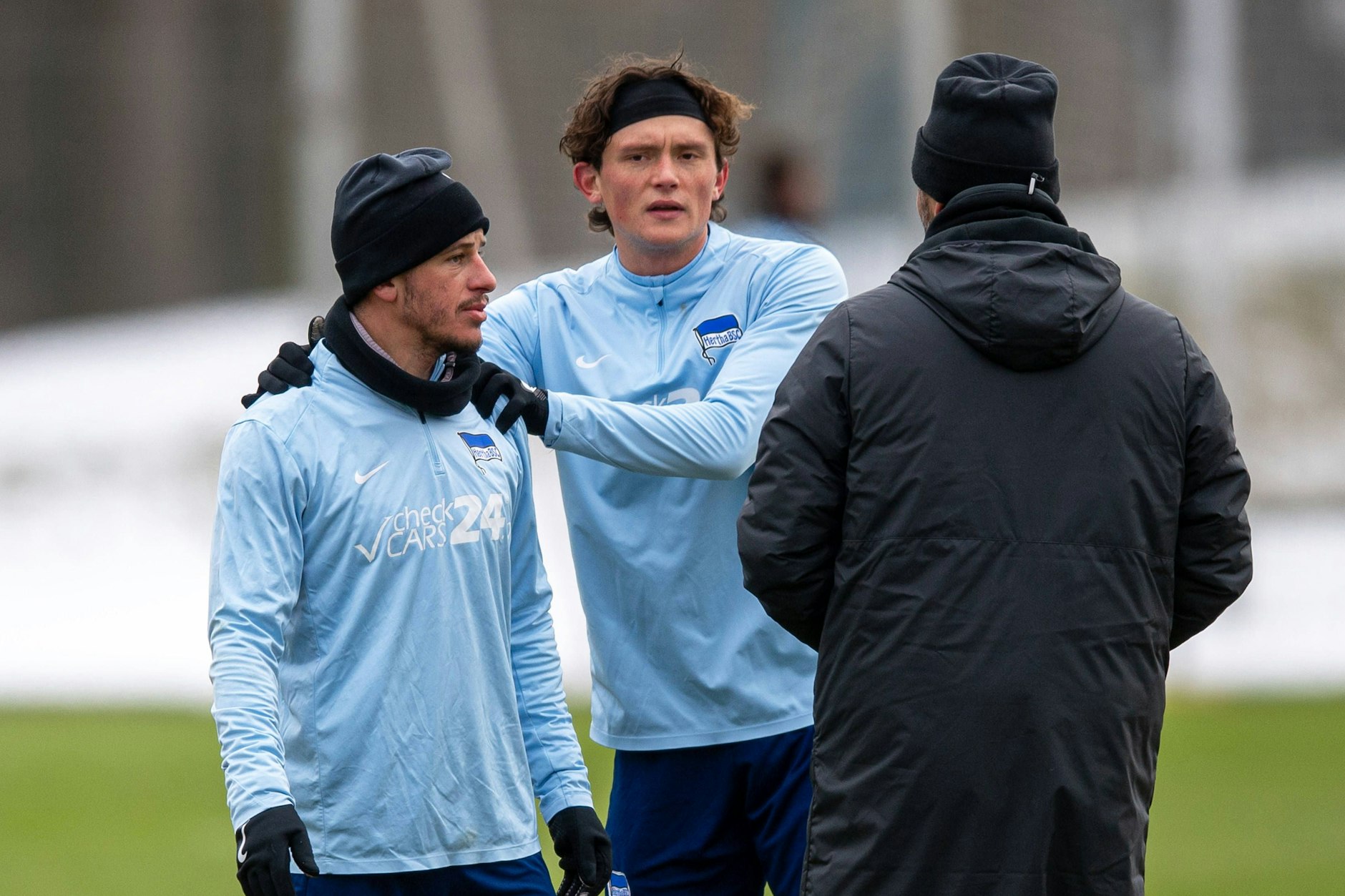 Nicht nur Fabian Reese (M.) und Trainer Cristian Fiel freuen sich, dass Diego Demme (l.) zumindest wieder im Training ist.