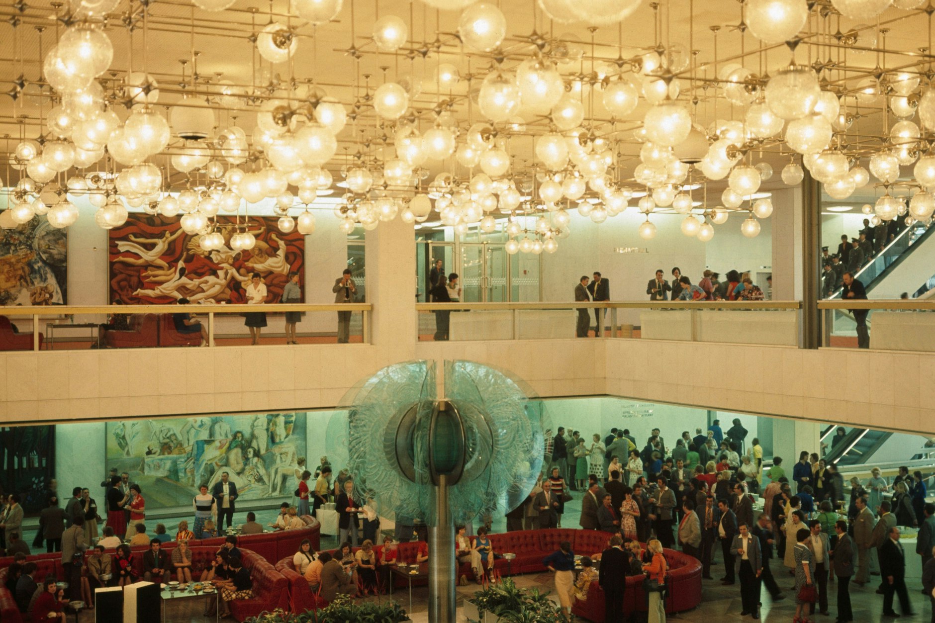 So erinnern die Ostberliner den Palast der Republik. Mit gläserner Blume und jeder Menge Publikum.