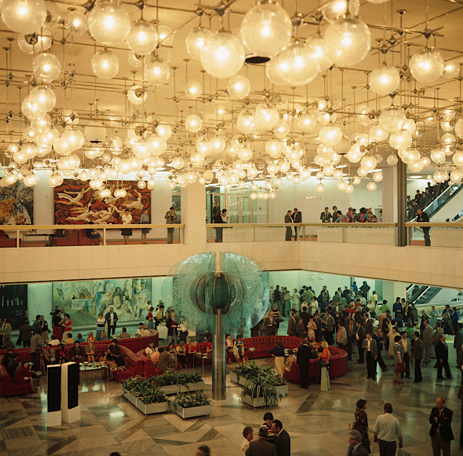 So erinnern die Ostberliner den Palast der Republik. Mit gläserner Blume und jeder Menge Publikum.