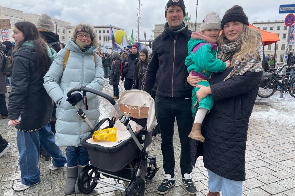 Gabi, Max und Nikki mit Anna und Flora: Sie gehen für die Zukunft der Kinder auf die FFF-Demo.