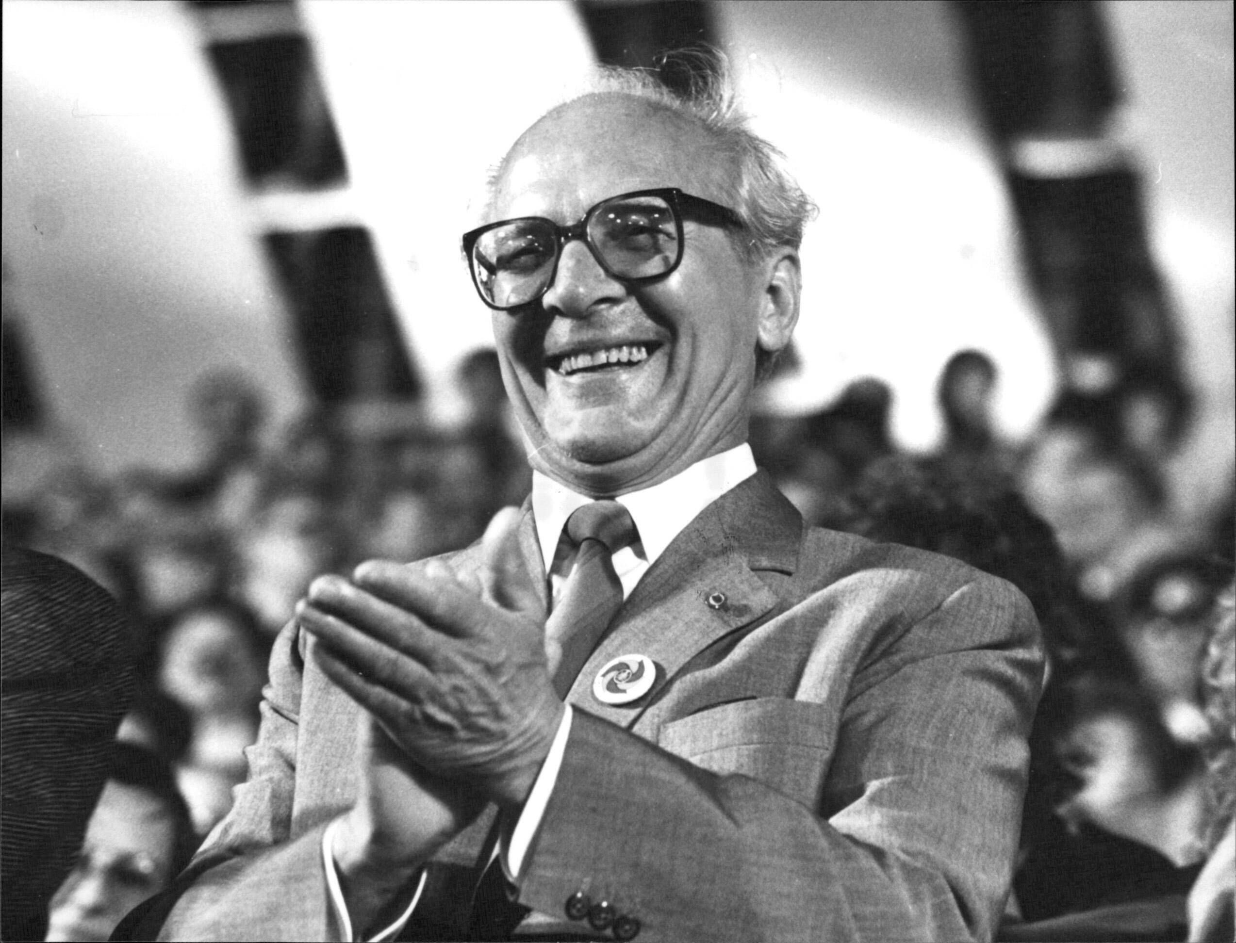 Beste Witze aus der DDR: Ein Volkspolizist geht in ein DDR-Kaufhaus ...