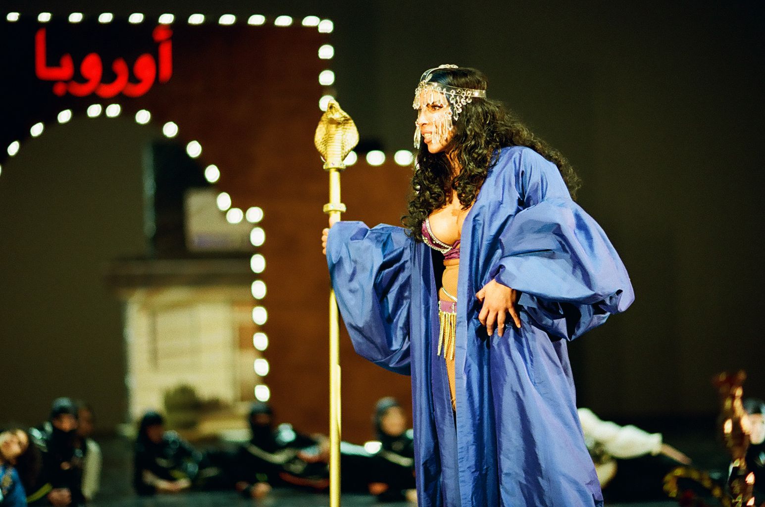 Die Berliner Volksbühne geht mit „Weiße Witwe“ von Kurdwin Ayub zum unkorrekten Widerstand über