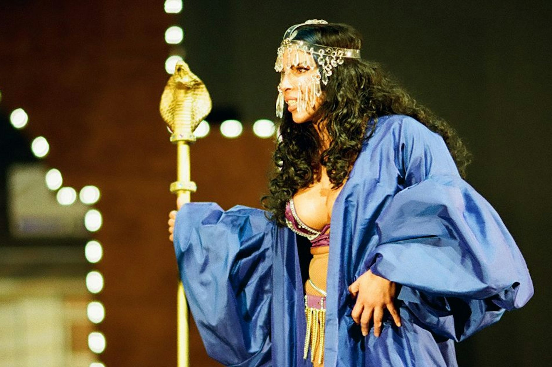 addeN als Königin Aliah in „Weiße Witwe“ von Kurdwin Ayub in der Volksbühne.