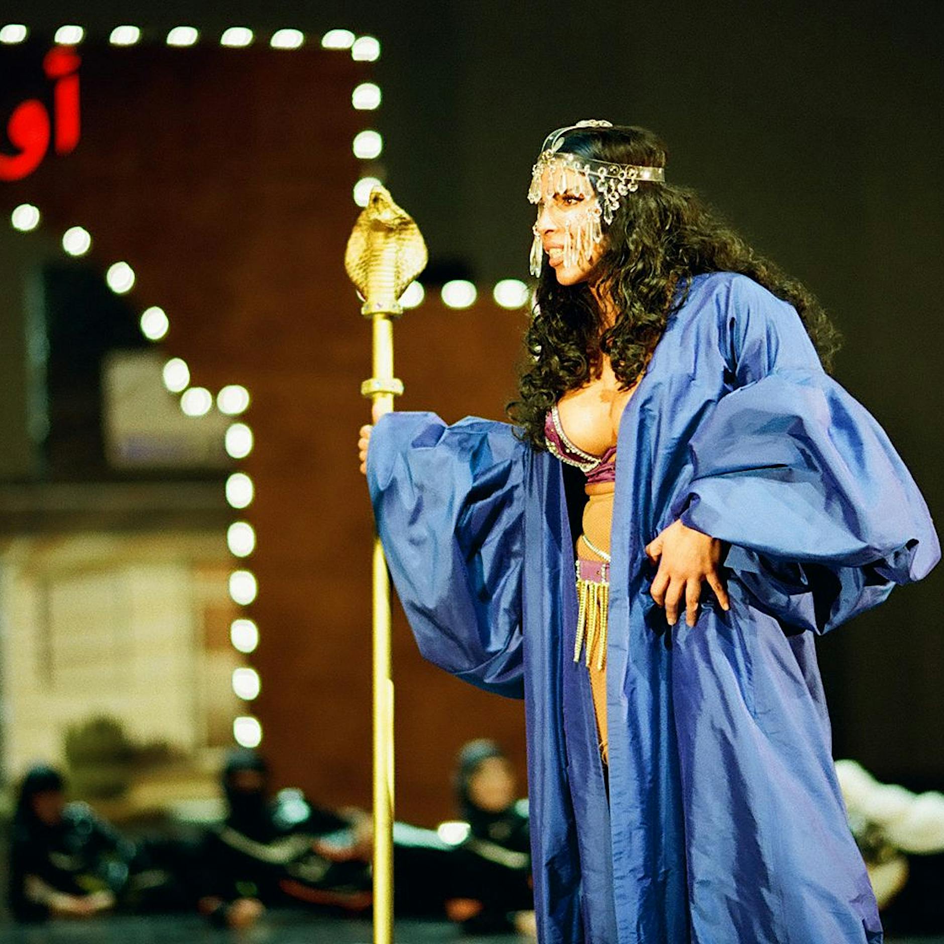 Die Berliner Volksbühne geht mit „Weiße Witwe“ von Kurdwin Ayub zum unkorrekten Widerstand über