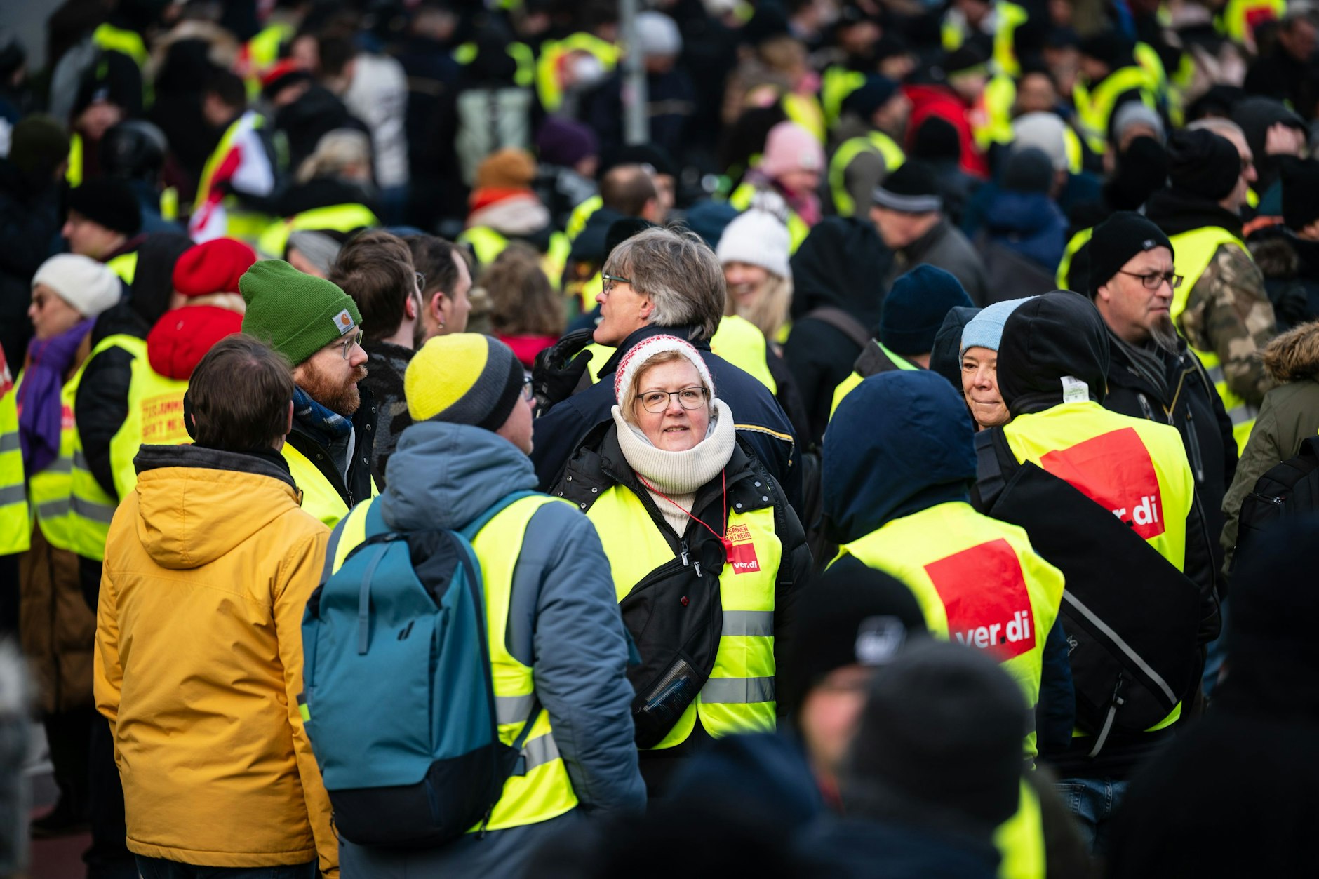 BVG Warnstreikveranstaltung in der Holzmarktstraße vor der BVG-Zentrale. Der zweitägige Warnstreik soll bis diesen Freitag, 3 Uhr, dauern.