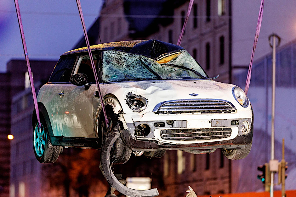 Ein Auto wird am Einsatzort auf einen Abschleppwagen gehoben. In der Münchner Innenstadt ist ein Fahrzeug in eine Menschengruppe gefahren. 