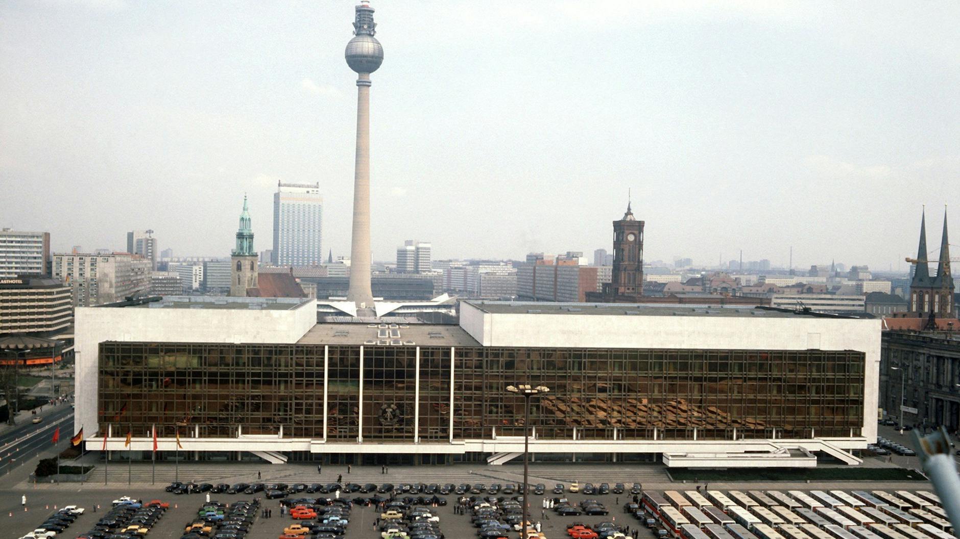 1985: Der Palast der Republik in der Mitte der Stadt. Eine Sonderausstellung unter dem Titel „Hin und weg. Der Palast der Republik ist Gegenwart“ ist im Humboldtforum bis zum 16.02.22025 zu sehen.
