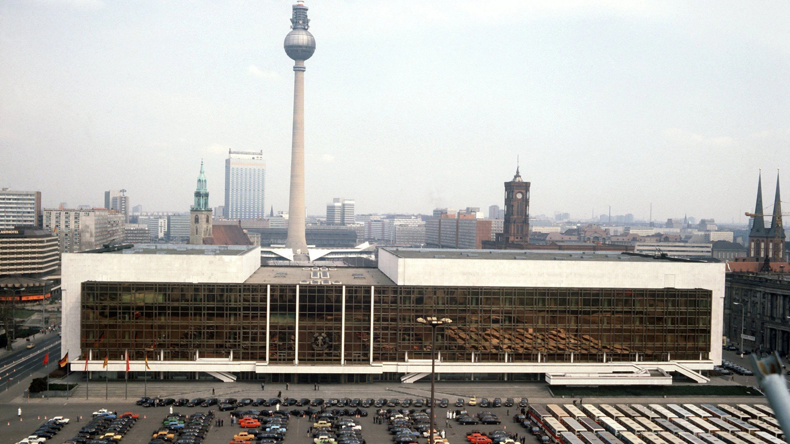 1985: Der Palast der Republik in der Mitte der Stadt. Eine Sonderausstellung unter dem Titel „Hin und weg. Der Palast der Republik ist Gegenwart“ ist im Humboldtforum bis zum&nbsp; 16.02.22025 zu sehen.