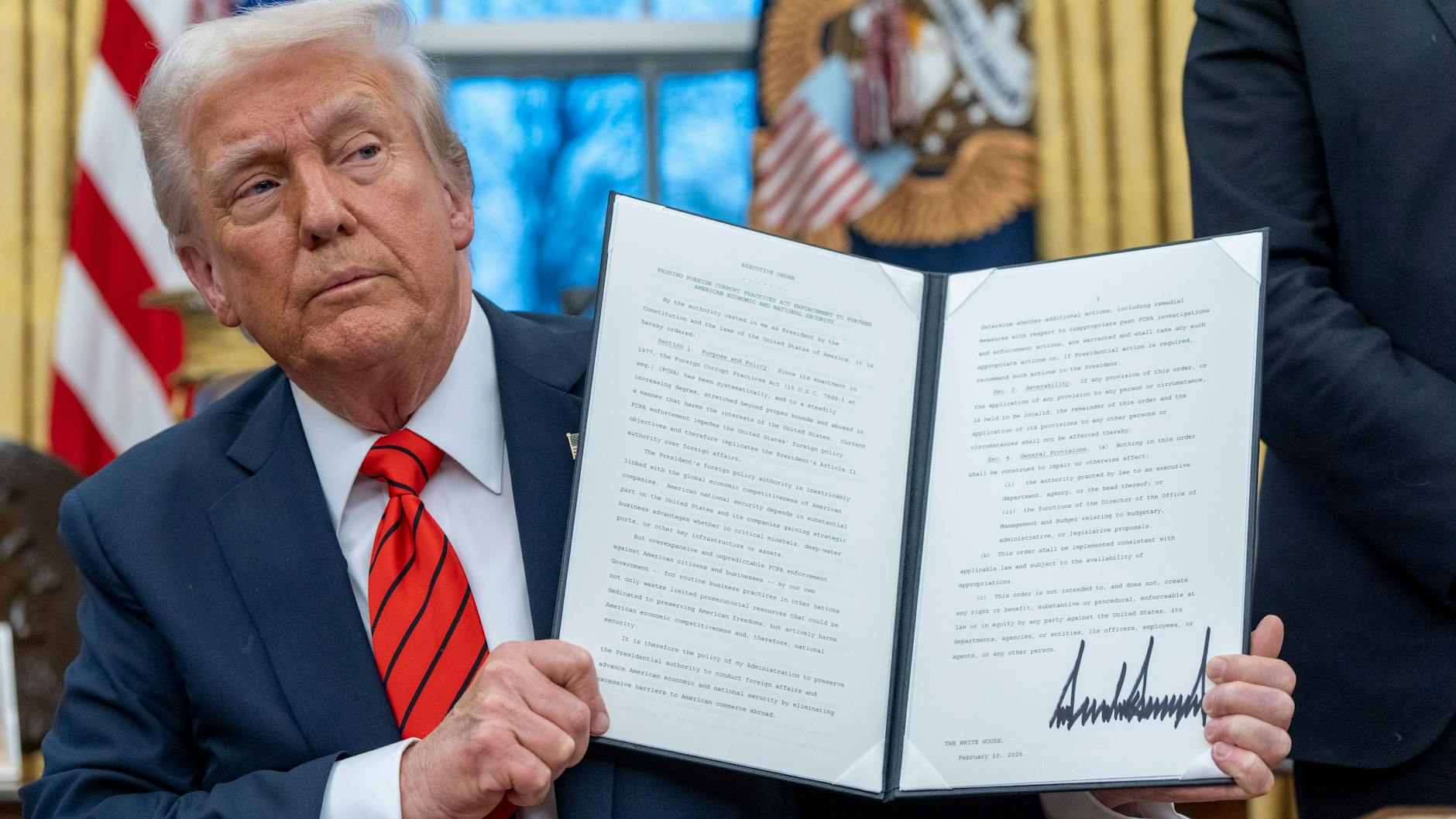 Donald Trump unterzeichnete den „Foreign Corrupt Practices Act“.