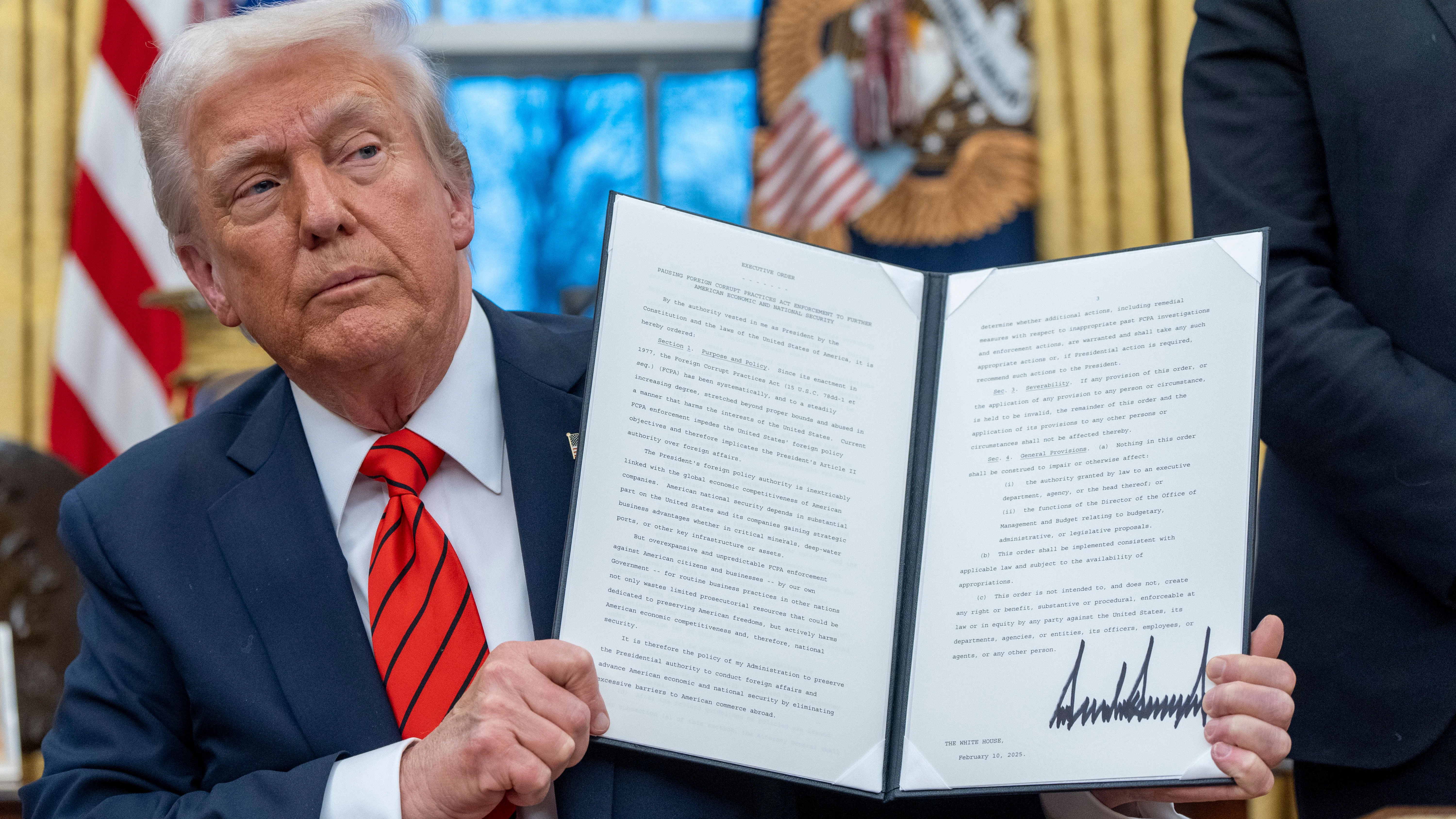 Donald Trump unterzeichnete den „Foreign Corrupt Practices Act“.