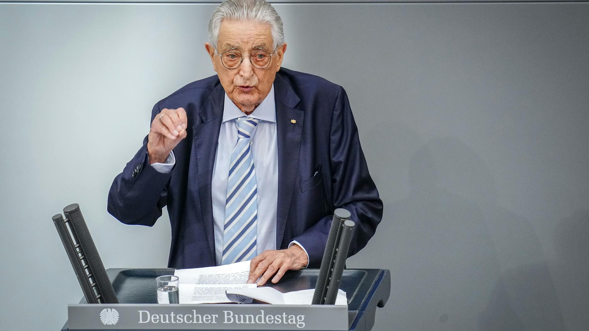 Gerhart Baum spricht bei der Feierstunde zum 75. Jahrestag der konstituierenden Sitzung des Bundestages im Jahr 2024.