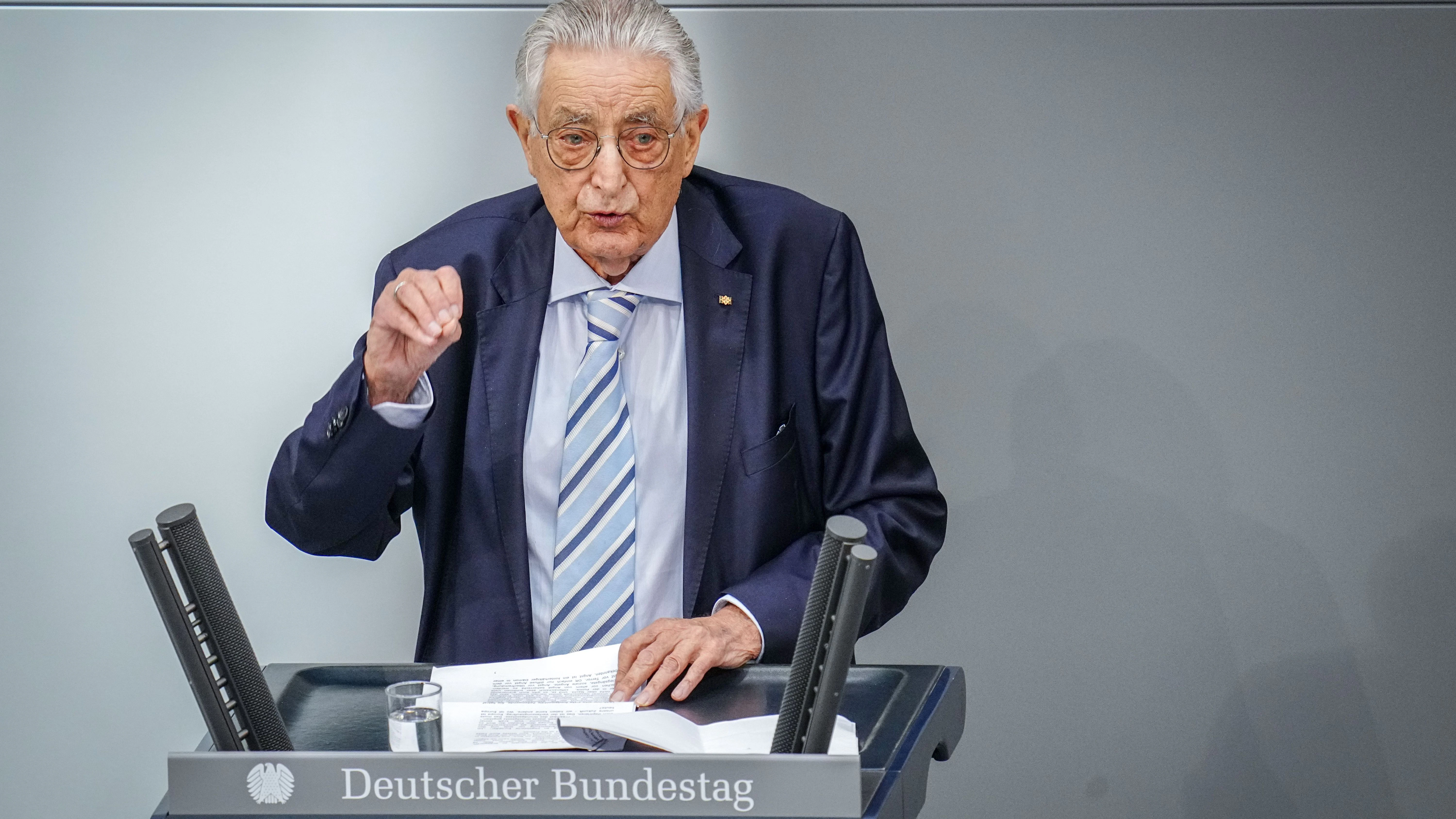 Gerhart Baum spricht bei der Feierstunde zum 75. Jahrestag der konstituierenden Sitzung des Bundestages im Jahr 2024.