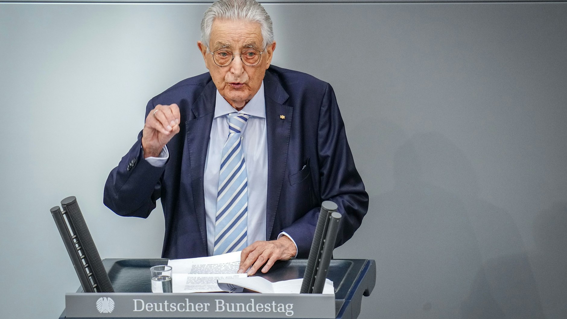 Gerhart Baum spricht bei der Feierstunde zum 75. Jahrestag der konstituierenden Sitzung des Bundestages im Jahr 2024.