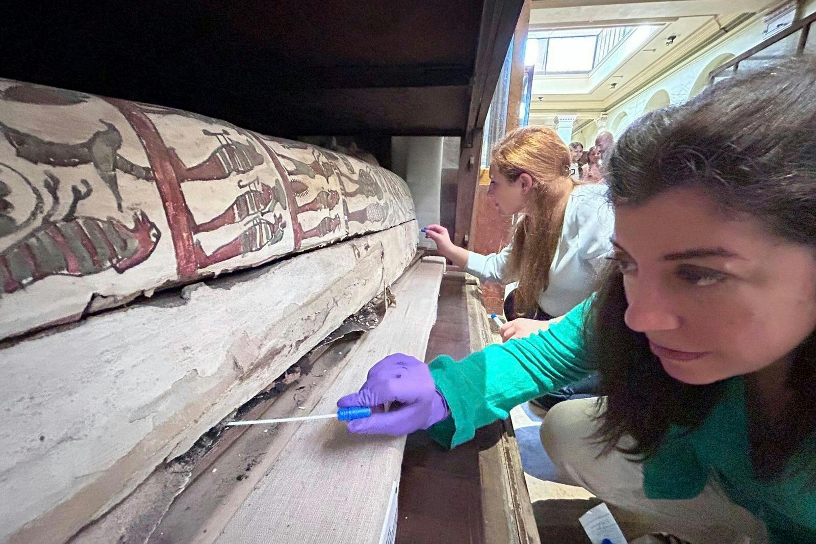 Emma Paolin, Doktorandin an der Universität von Ljubljana, und Dr. Cecilia Bembibre, Dozentin am University College London, nehmen Abstrichproben für mikrobiologische Analysen an der Wirtschaftsuniversität Krakau.