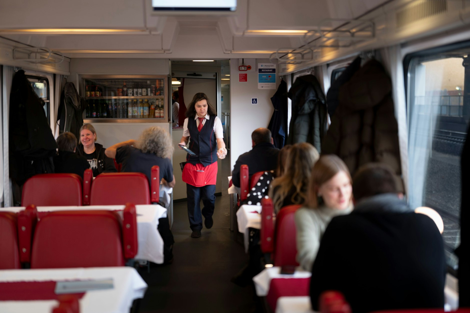 „Knödelexpress“, der tschechische Zug mit dem berühmten Speisewagen, er fährt durch Berlin über Dresden nach Prag. Hier ein Blick in den Speisewagen.