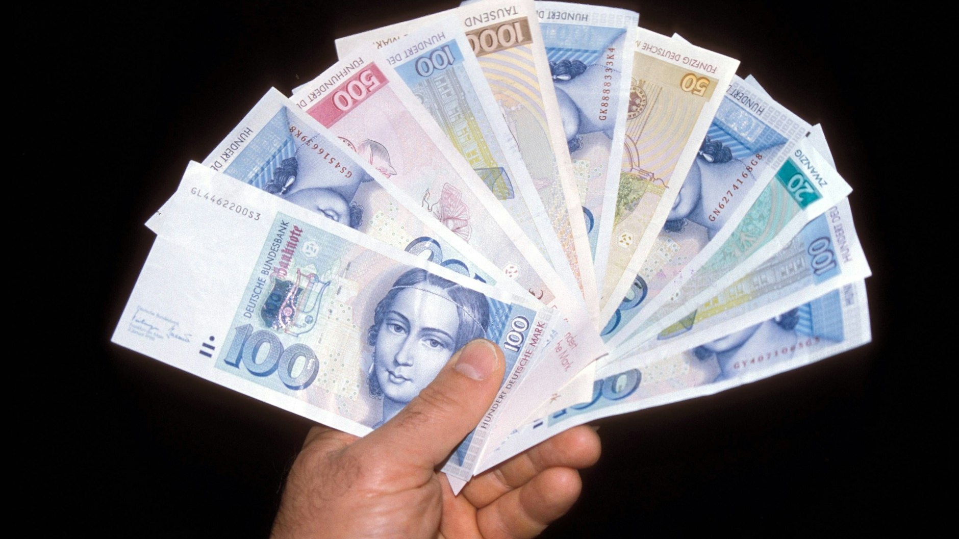 Wer es findet, darf es nicht automatisch behalten: In Deutschland ist klar geregelt, wie mit gefundenem Geld umgegangen werden muss.