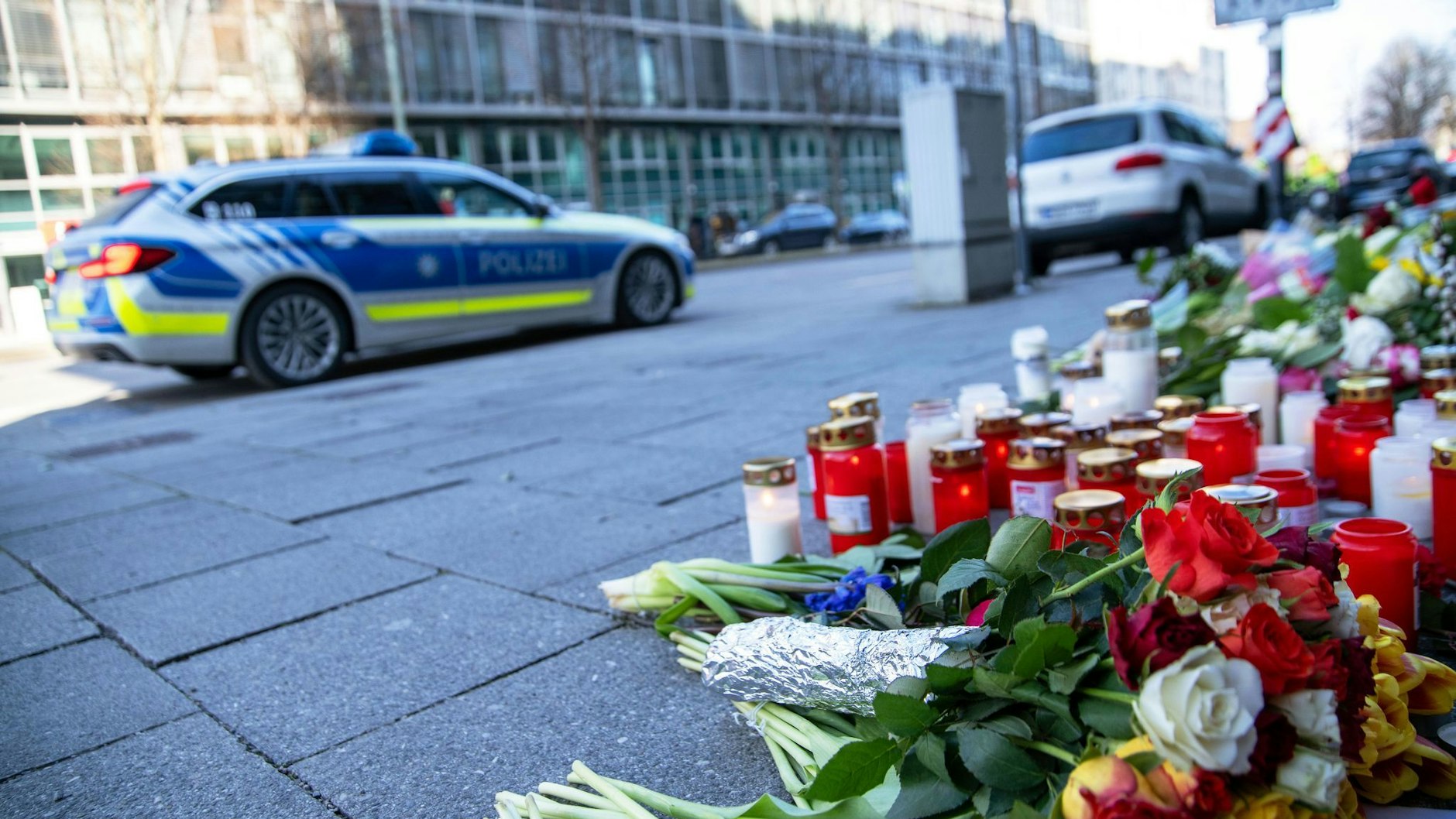 Trauer am Ort des Anschlags: Passanten legten in München Blumen nieder und stellten Kerzen auf.