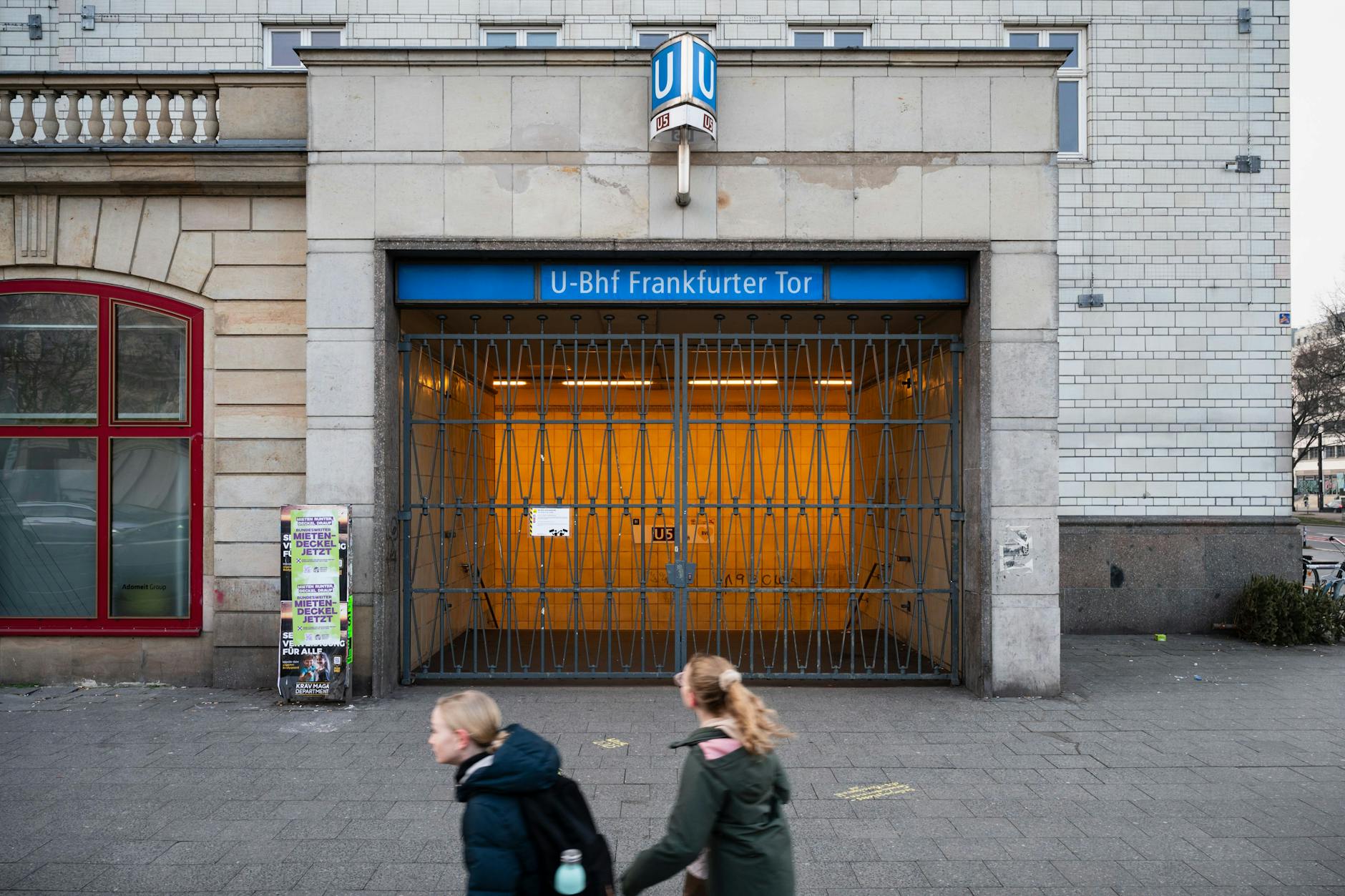 Nichts geht mehr: Während des zweiten Warnstreiks im laufenden Tarifkonflikt bei der BVG am 10. Februar blieb auch die Station Frankfurter Tor an der U5 in Friedrichshain 24 Stunden geschlossen.
