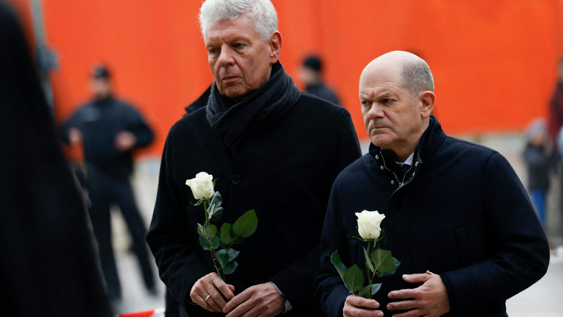 Bürgermeister Dieter Reiter und Bundeskanzler Olaf Scholz legen am Ort des Anschlags weiße Rosen nieder.