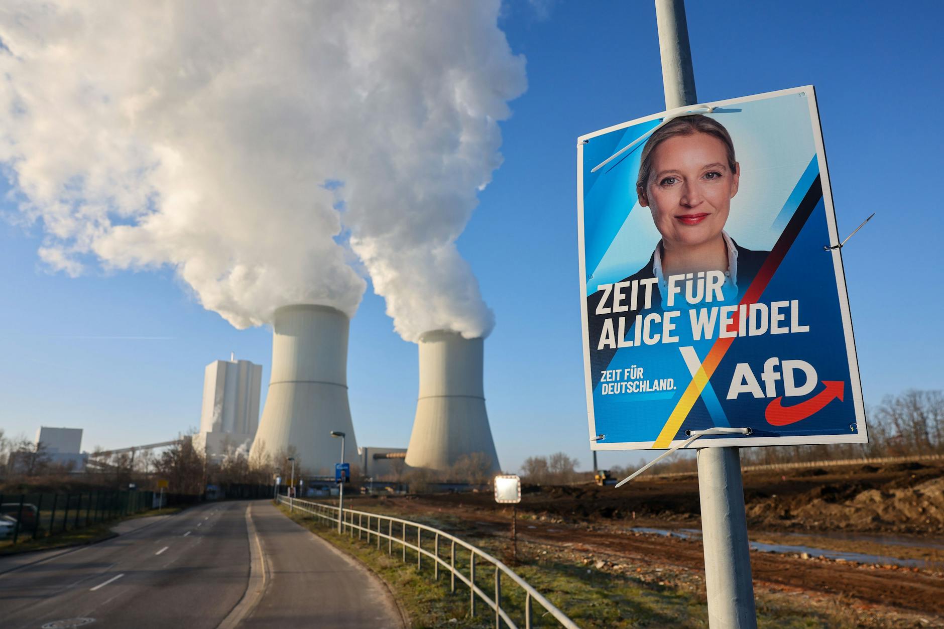 Lippendorf, Sachsen: Ein Wahlplakat der AfD mit einem Bild von Alice Weidel hängt vor den dampfenden Kühltürmen des Kraftwerks Lippendorf.